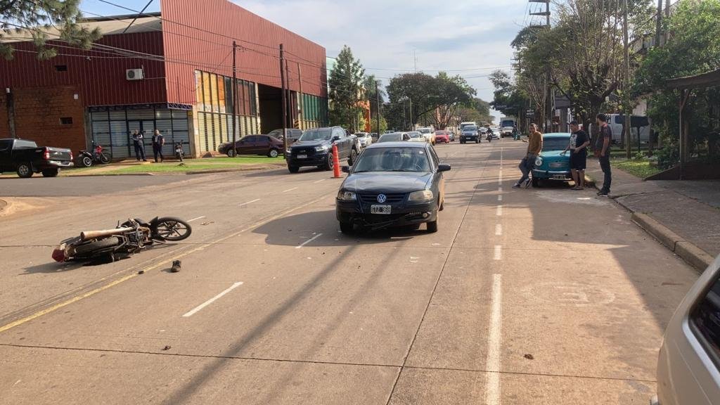 Fuerte Choque Entre Un Auto Y Una Moto En Posadas El Misionero