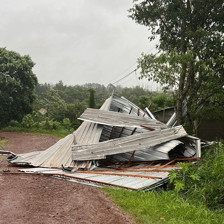 Alem Al Menos 25 Casas Sufrieron Voladura De Techos Y Tres Familias Fueron Evacuadas El Misionero