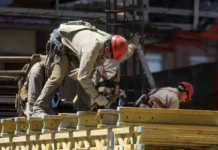 El empleo formal volvió a caer en marzo y el salario mínimo ya vale 40% menos que en 2023