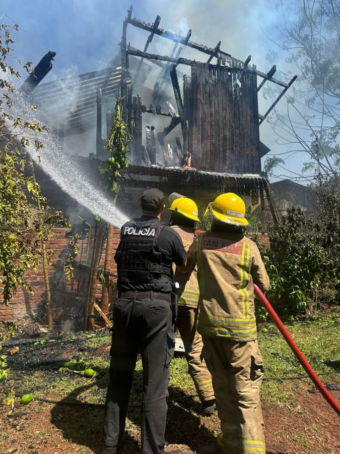 Incendio-de-una-vivienda-en-El-Soberbio-dejo-solo-danos-materiales-1
