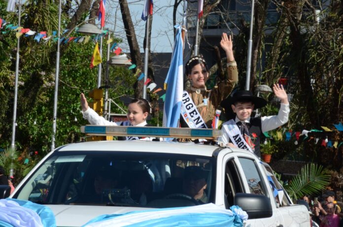 Obera-celebro-el-Desfile-de-la-Fiesta-Nacional-del-Inmigrante-2024-con-record-de-publico