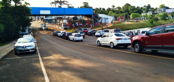 irigoyen-hay-demoras-de-hasta-siete-horas-para-ingresar-y-egresar-del-pais@2x