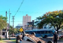 Tres vehículos involucrados y dos personas lesionadas en un choque en R. Pérez y Ayacucho