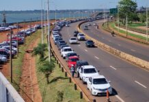 Interminables filas para cruzar de Posadas a Encarnación
