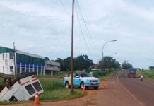 Utilitario terminó en posición invertida tras choque y vuelco en Oberá
