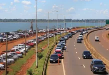 Negocio millonario en la fila del puente de Posadas: paraguayos cobran $30 mil para “ganar” lugar
