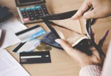 Ante el aumento de clientes con pagos atrasados, bancos recortan límites en las tarjetas y refinancian deudas