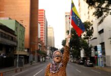 Grupos de militantes chavistas se movilizan en las calles y el gobierno despliega a las fuerzas armadas