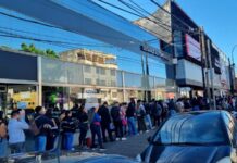 Convocatoria laboral de un supermercado posadeño generó una larguísima fila