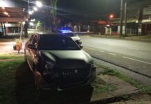 Vehículo despistó e impactó contra la estructura de un comercio en Posadas