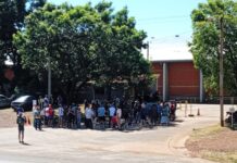 Continúan las protestas frente a la Cooperativa Tabacalera y la entidad acudió a la Justicia