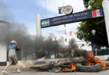 Protesta policial terminó con enfrentamientos y acuartelamiento en Santa Fe