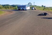 Siniestro vial entre un colectivo y una moto dejó un lesionado en Posadas