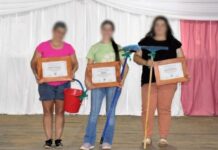 Polémico: Colonia Aurora coronó a la reina y princesas con escobas y baldes