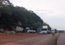 San José: dos hombres recibieron una descarga eléctrica luego de que cayeran postes sobre la Ruta 105