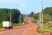 Manifestantes cortan la Ruta 12 en el acceso a Eldorado