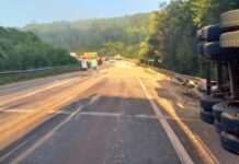 Dos camiones chocaron en el puente Piray Guazú y la Ruta 12 permanece cortada