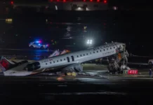 Un avión impactó contra un camión de bomberos en Nueva York y dejó dos muertos