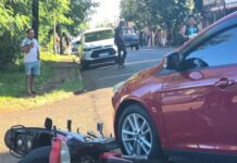 Fuerte choque entre un auto y una moto en Iguazú