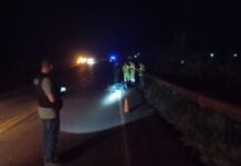 Una joven motociclista despistó en la Ruta 12 y sufrió lesiones graves