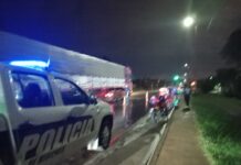 Triple colisión en Posadas: un motociclista terminó hospitalizado tras impactar contra un auto