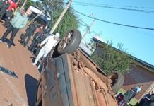 Por agarrar el mate, perdió el control y volcó su auto en Posadas