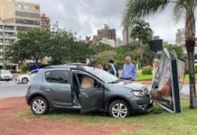 Perdió el control del auto, se subió a una plazoleta y chocó contra un cartel en la Costanera de Posadas
