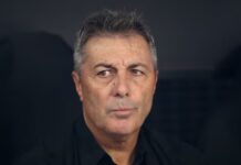 El DT Frank Kudelka chocó con una moto cuando se dirigía a la práctica de Newell’s: una mujer fue hospitalizada