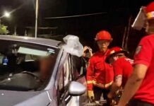 Bomberos de la Policía asistieron a un automovilista atrapado tras un choque