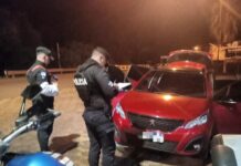 Cuatro detenidos tras intentar evadir un control vial en Capioví con un auto robado en Buenos Aires