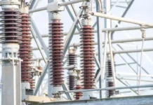 Cerró la única fábrica de aisladores del país y la red eléctrica queda atada a las importaciones