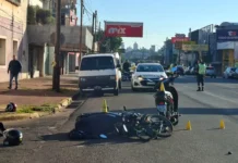 Dos motociclistas lesionados tras un choque sobre la avenida Uruguay