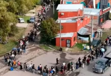 Dos mil personas hicieron fila bajo la lluvia por 60 puestos de trabajo en Moreno