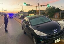 Despistó con su auto y terminó sobre una barrera divisoria de cemento en Posadas
