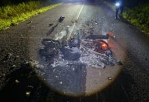 Motociclista hospitalizado con heridas y quemaduras graves tras chocar contra un tractor