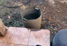 Un niño fue hallado sin vida dentro de un tambor con agua en su vivienda en Iguazú