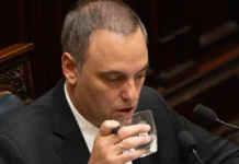 Versiones cruzadas entre la Casa Rosada y los aliados por los votos en el Congreso para salvar a Adorni