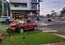Una automovilista perdió el control y chocó contra una columna en la rotonda de Mitre y Sáenz Peña