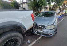 Perdió el control de su auto y chocó contra una camioneta estacionada en el centro de Posadas