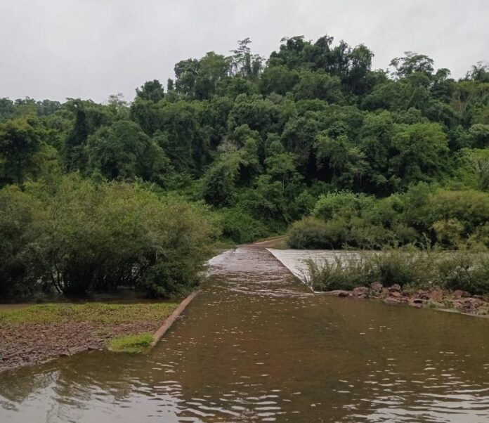 El-acceso-al-Parque-Provincial-Mocona-cerro-por-la-crecida-del-arroyo-Yaboti