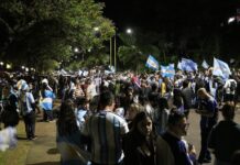 Fiesta celeste y blanca: miles de posadeños coparon la Costanera para celebrar el pase a la final
