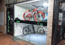 Destrozaron una vidriera e ingresaron a robar a una conocida bicicletería de Posadas