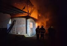 Dejó el celular cargando mientras dormía y se incendió su vivienda