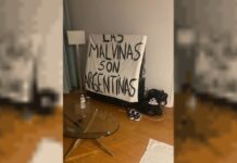 La historia de la bandera de Malvinas que terminó en manos de los jugadores argentinos
