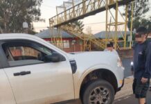 Esquivó una motocicleta, perdió el control y terminó despistado con su camioneta
