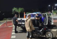 Realizaba wheelies en la Costanera, intentó escapar y le secuestraron la moto