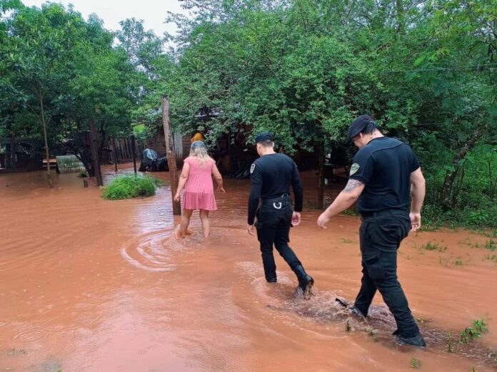 La-Policia-releva-a-familias-de-zonas-vulnerables-ante-posibles-evacuaciones-por-El-Nino-1