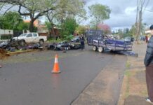Tráiler con motos secuestradas por la Policía volcó sobre la avenida San Martín