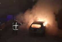 Le prendieron fuego el auto en el patio de su casa en Bernardo de Irigoyen