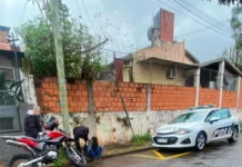 Dos policías de franco lo encontraron cortando cables desde un poste y terminó detenido
